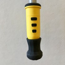 mit Gummipuffer